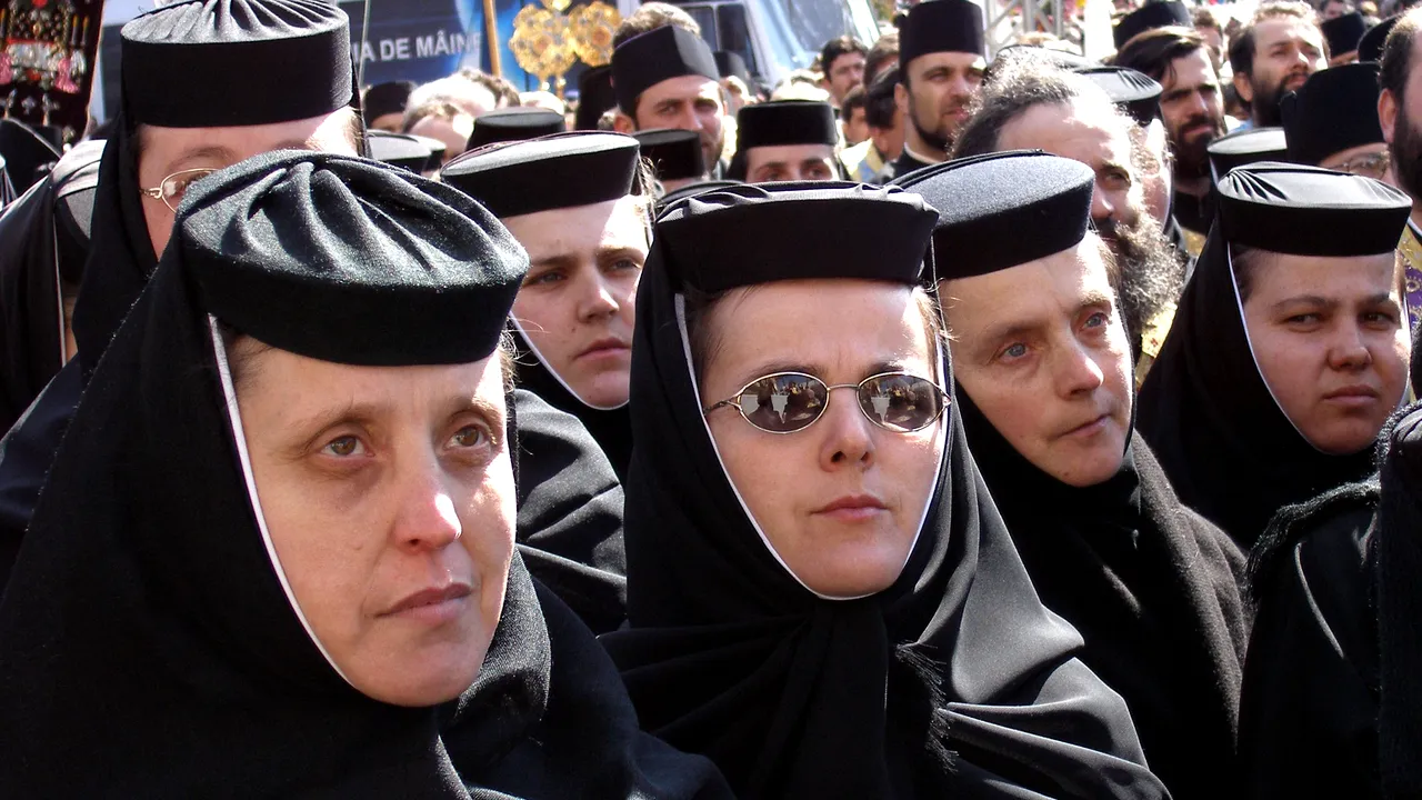 Cât câștigă măicuțele și călugării din România. Jumătate din bani sunt obligați să-i doneze bisericii