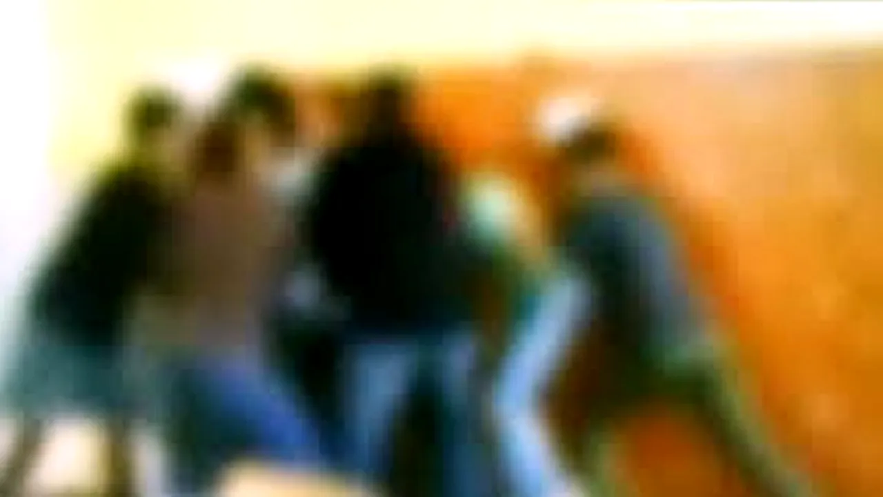 Bătaie la un liceu din București. O elevă a ajuns la spital. Agresoarea este considerată 