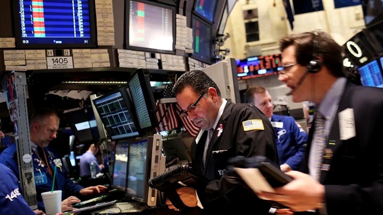 Bursele mondiale și petrolul au scăzut luni, după alegerile din Franța și Grecia