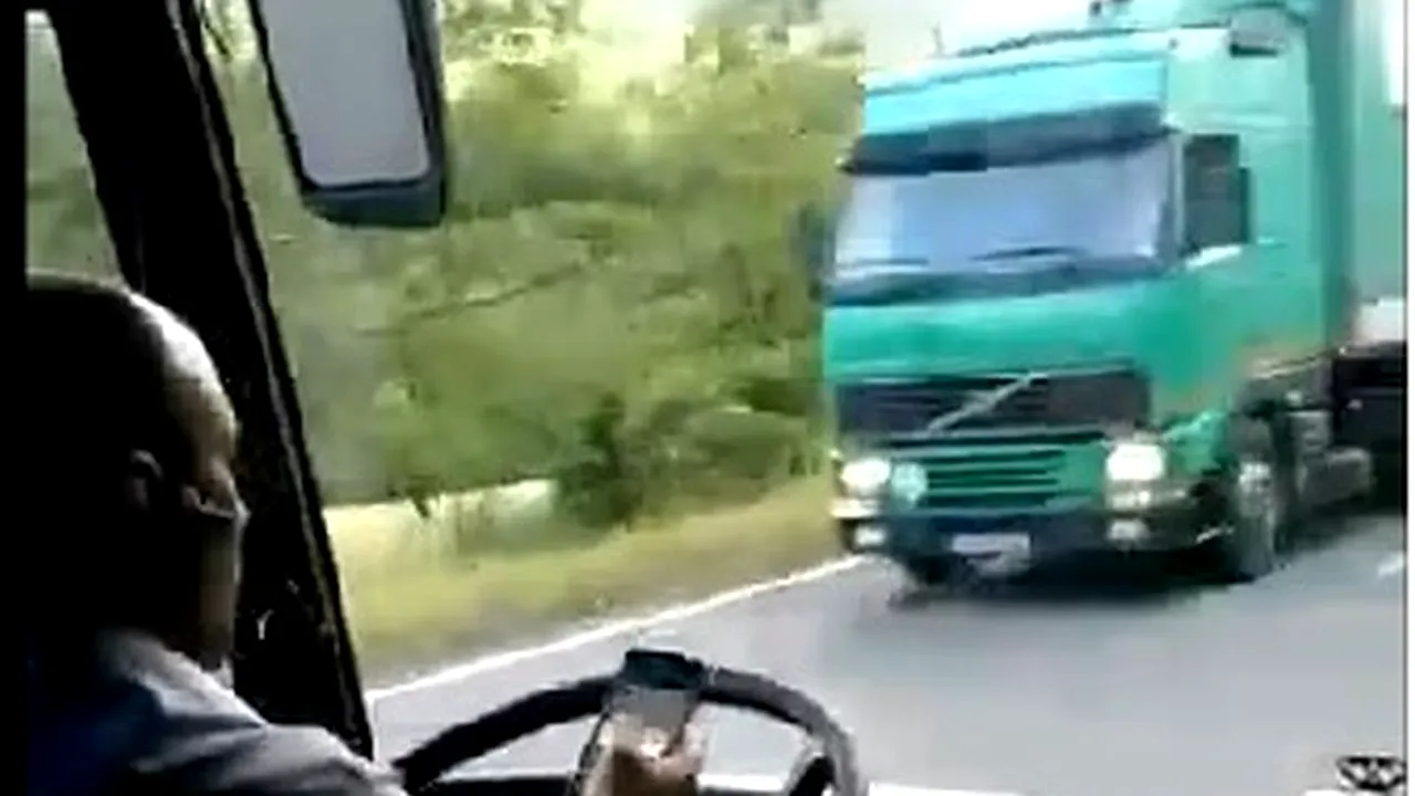 Inconștiență la volan. Ce a făcut șoferul unui autocar cu 30 de oameni pe un drum cu serpentine. VIDEO