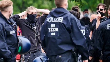 Guvernul Germaniei critică protestele anticoronavirus, soldate cu rănirea a zeci de poliţişti