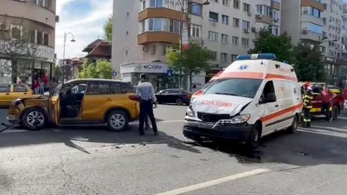 FOTO | Ambulanță implicată într-un accident, pe Calea Dorobanți din Capitală
