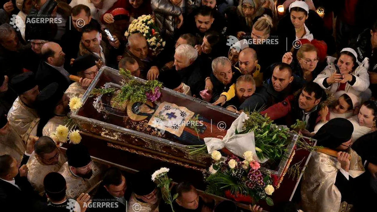 Îmbulzeală în prima zi a pelerinajul Sfintei Cuvioase Parascheva de la Iași. Zeci de persoane au avut nevoie de îngrijiri medicale