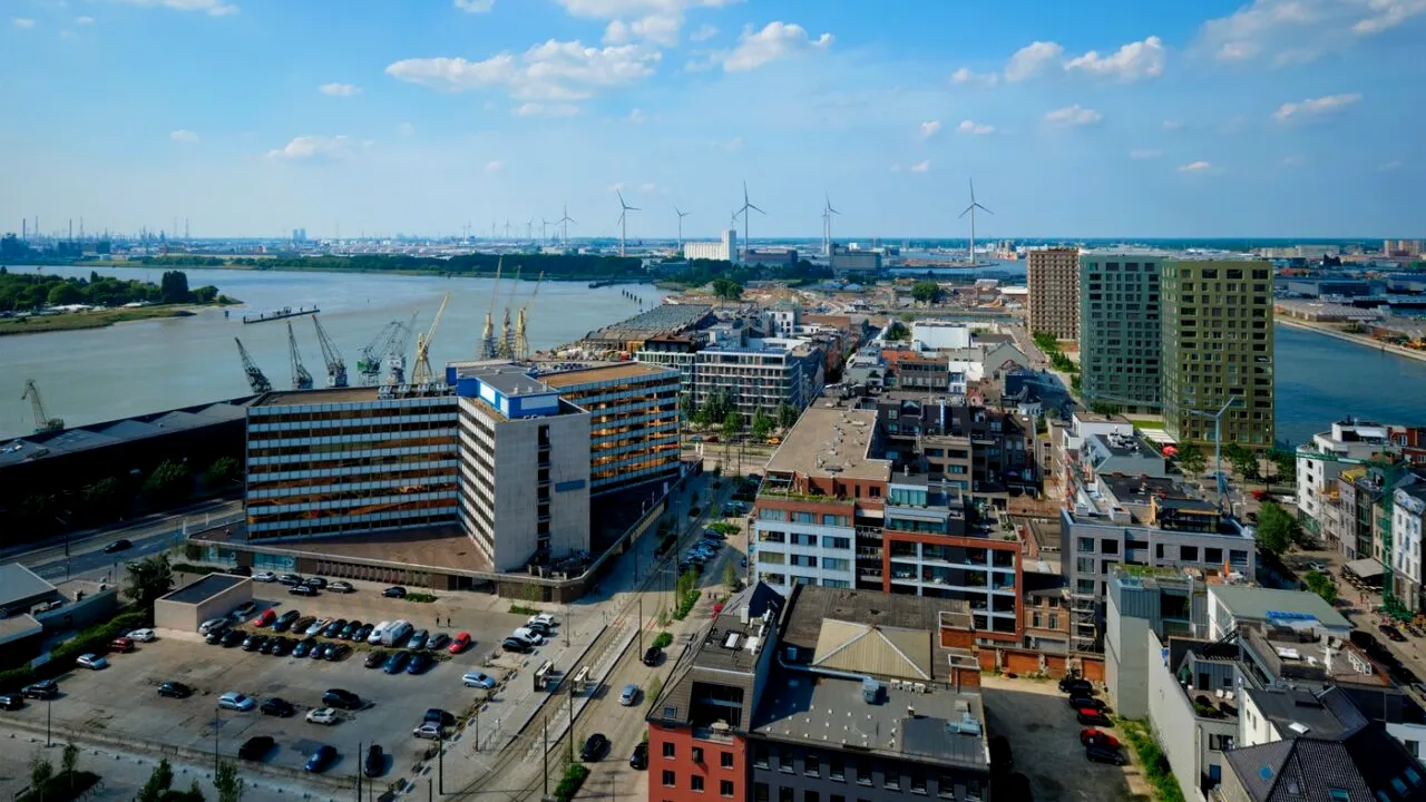 JAF de proporții în Belgia, comis de șapte români într-un singur weekend. Cum au reușit să fure 14 mașini din Portul Anvers