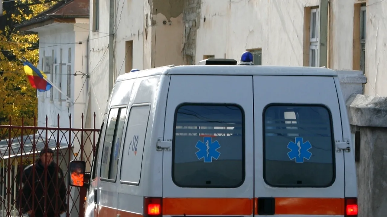 Două persoane au fost rănite, după ce AU CĂZUT CU MAȘINA DE LA 15 METRI înălțime. Șoferul era băut și a încercat să evite o groapă, însă a pierdut controlul autovehiculului