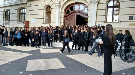 Protest în școlile din România. Elevii vin îmbrăcați în negru la cursuri: „Educația nu se repară la croitorie!”