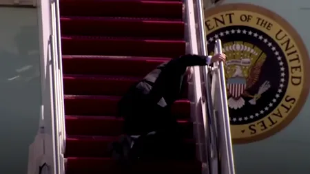 SUA: Președintele Joe Biden a căzut pe treptele aeronavei Air Force One 