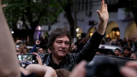 Javier Milei face show. Președintele Argentinei si-a îmbrățișat miniștrii și a dansat la prima ședință de guvern de la câștigarea alegerilor