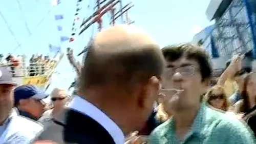 Bărbatul care l-a scuipat pe Traian Băsescu la Constanța și-a recunoscut fapta. Ce pedeapsă a cerut instanței