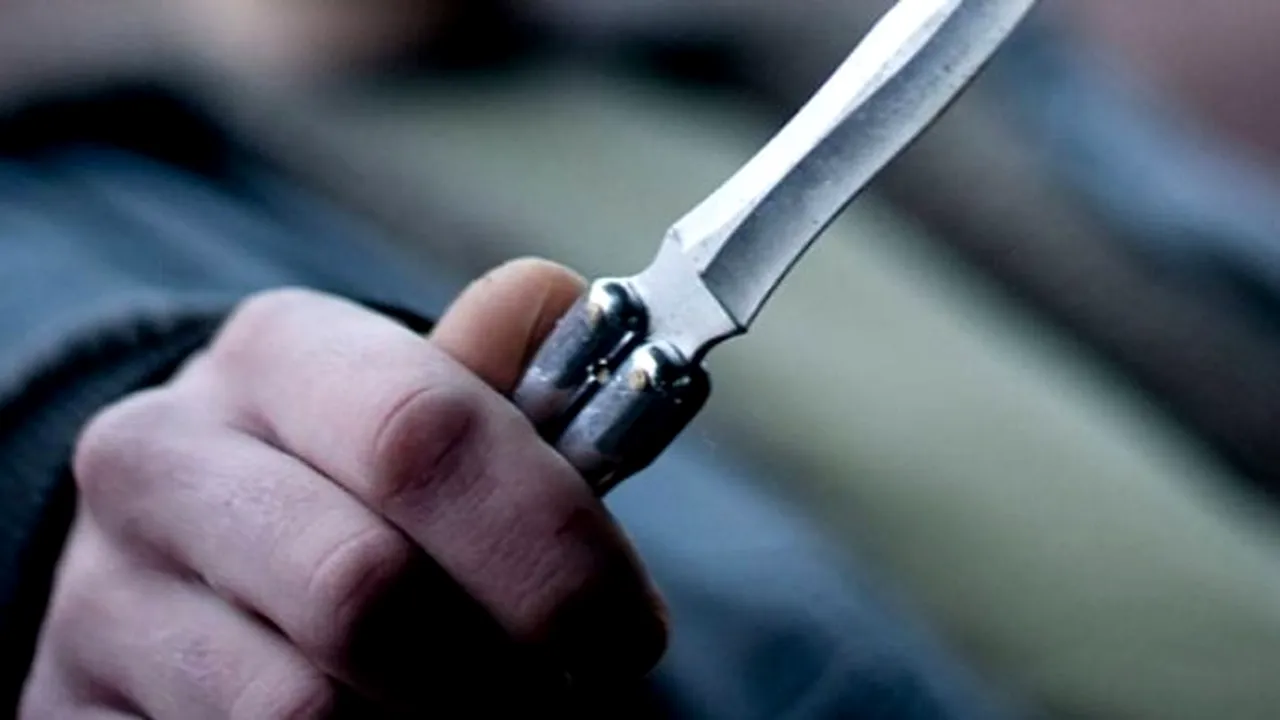 Un tânăr a fost înjunghiat la o PETRECERE organizată la o pensiune de lângă Siret. Agresorul are 18 ani, a fost reținut, și este cercetat pentru omor