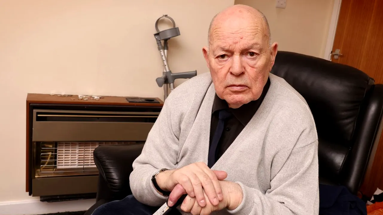 Pensionar de 82 de ani, nevoit să-și cheltuiască banii strânși pentru ÎNMORMÂNTARE după ce factura la energie a crescut de patru ori