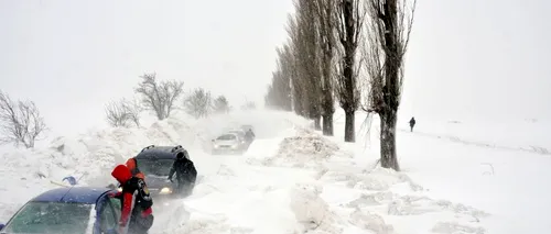 DRUMURI BLOCATE din cauza zăpezii și a poleiului. Un șef de la drumuri, printre cei rămași înzăpeziți