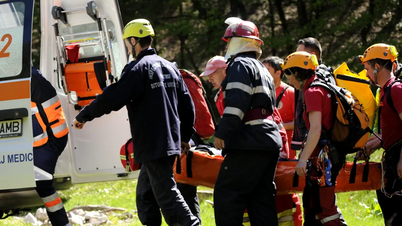 Tragedie în Munții Făgăraș. Doi turiști au MURIT după ce au căzut într-o râpă pe Vârful Netedu