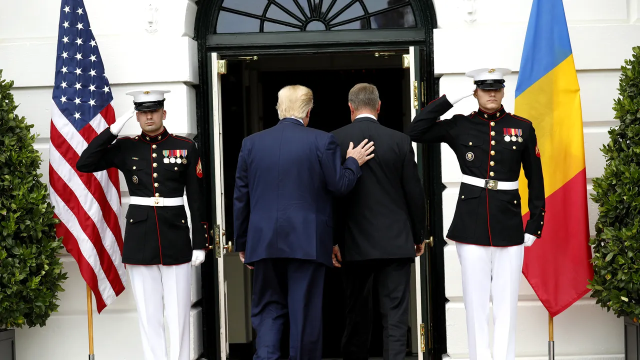 Culisele întâlnirii Donald-Klaus: Un agent Secret Service a leșinat, alți doi au căzut în șemineu. După Groenlanda urmează Sfinxul