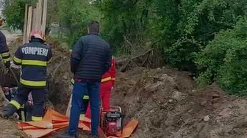 Un muncitor a fost prins sub un mal de pământ, în timp ce muncea. Tânărul a decedat - VIDEO