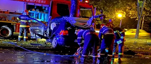 VIDEO| „Nu se poate descrie în cuvinte ce am văzut”. Adolescenți scoși din fiare, după ce un șofer de 19 ani a intrat cu mașina într-un copac, în București