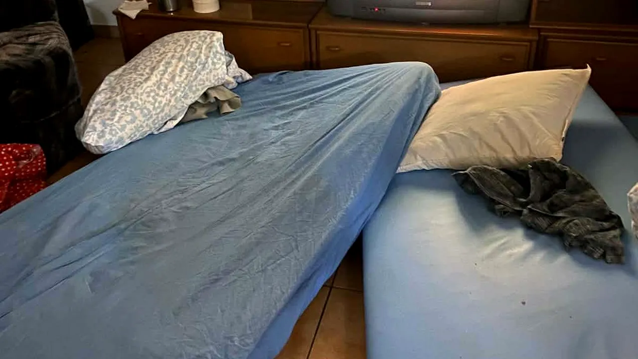 Azilul groazei din Banat. Imagini terifiante din căminul din Timiș lăsat fără licență. 76 de bătrâni dormeau pe saltele, într-o mizerie cruntă