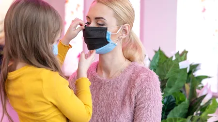 Studiu CDC: Două măști de protecție purtate una peste alta oferă mai multă protecție împotriva SARS-CoV-2