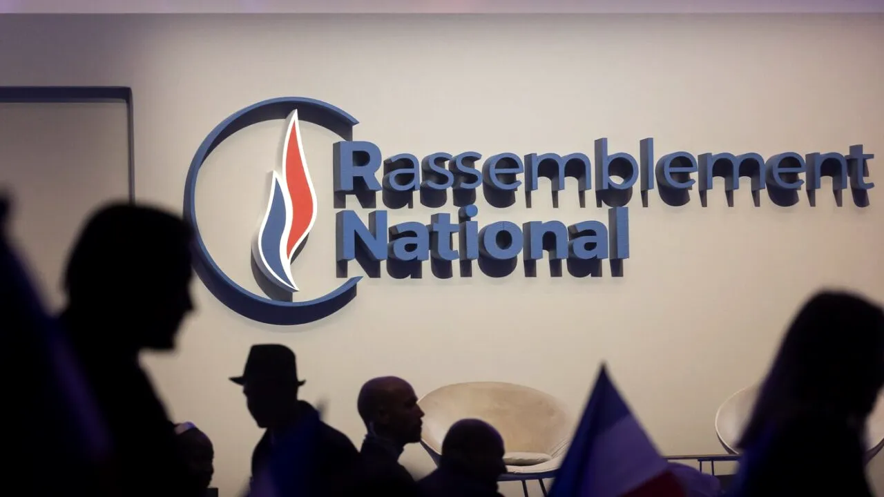 A 4-a zi de CRIZĂ politică în Franța / Forțele de dreapta sunt favorite în sondaje. Macron va numi un nou premier până vineri