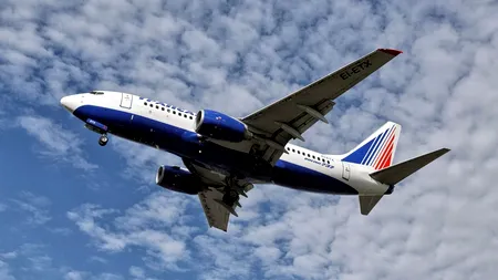 Momente terifiante pentru pasagerii unui avion Boeing 737. O rachetă lansată de pe submarin a generat panică