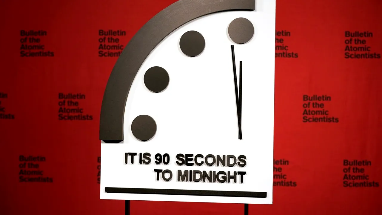 Oamenii de știință au setat „ceasul apocalipsei” mai aproape ca niciodată de miezul nopții. Omenirea se confruntă cu un „pericol fără precedent