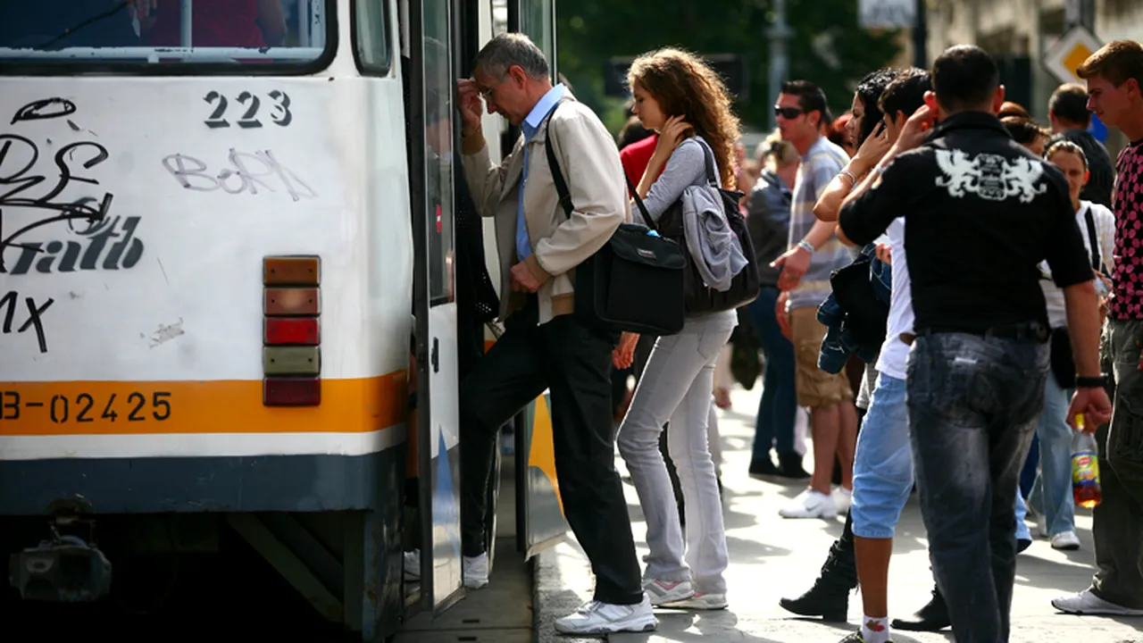 Un minor și o femeie, prinși după ce au jefuit un bătrân în tramvaiul 41, în fața polițiștilor