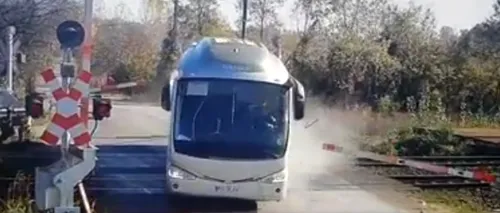 VIDEO| Momentul șocant în care un şofer de autobuz spulberă barierele de cale ferată din Prahova