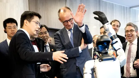 Meciuri de box și spectacole de arte marțiale cu roboți: Cancelarul Merz al Germaniei face cunoștință cu umanoizii AI din China