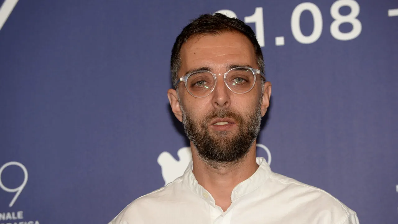 INTERVIU | Mihai Mincan, regizorul filmului „Spre Nord”: „Am vrut să scriu un scenariu despre cum ne raportăm la frică, folosind metafora unui om închis într-o cutie de metal, cu o biblie, nevoit să meargă pe bunătatea unui semen despre care nu știe nimic”