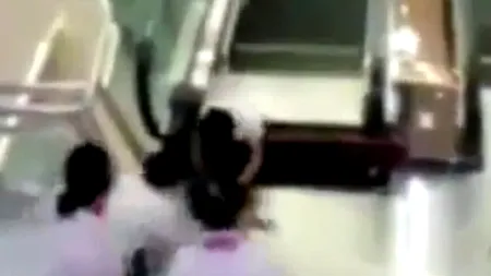 Imagini groaznice în China: o femeie a murit după ce a fost ''înghițită'' de o scară rulantă