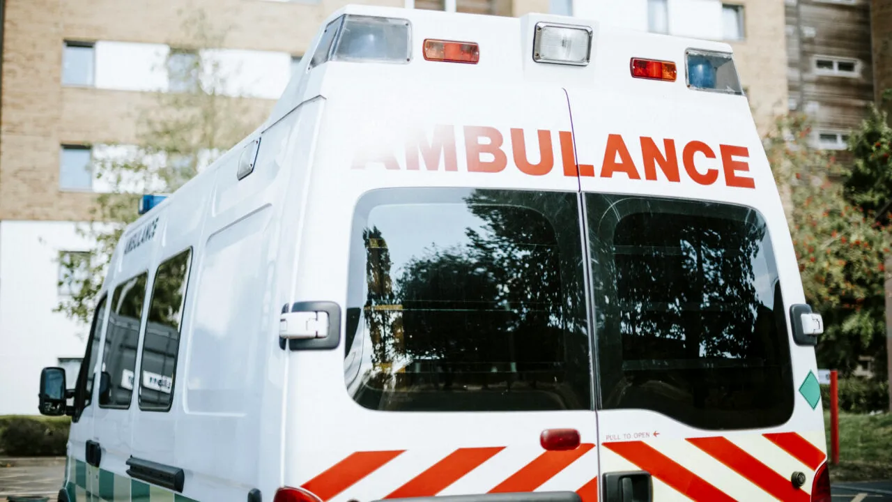 Trei copii din Slatina au ajuns la spital, după ce au aprins petarde. Unul dintre minori s-a ales cu răni grave