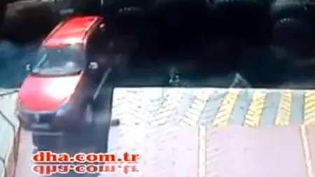 O fetiță de 5 ani a murit, după ce autoturismul în care se afla a alunecat de pe un feribot