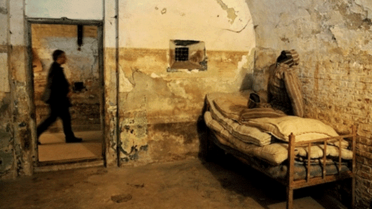 Oameni care au trăit în iadul de la Gherla. „A-nceput să dea cu ciocanul în tălpi cum dai cu toporul când tai lemne. A fost cea mai cruntă bătaie. Așa a fost cu Istrate. Nimeni nu a scăpat nebătut