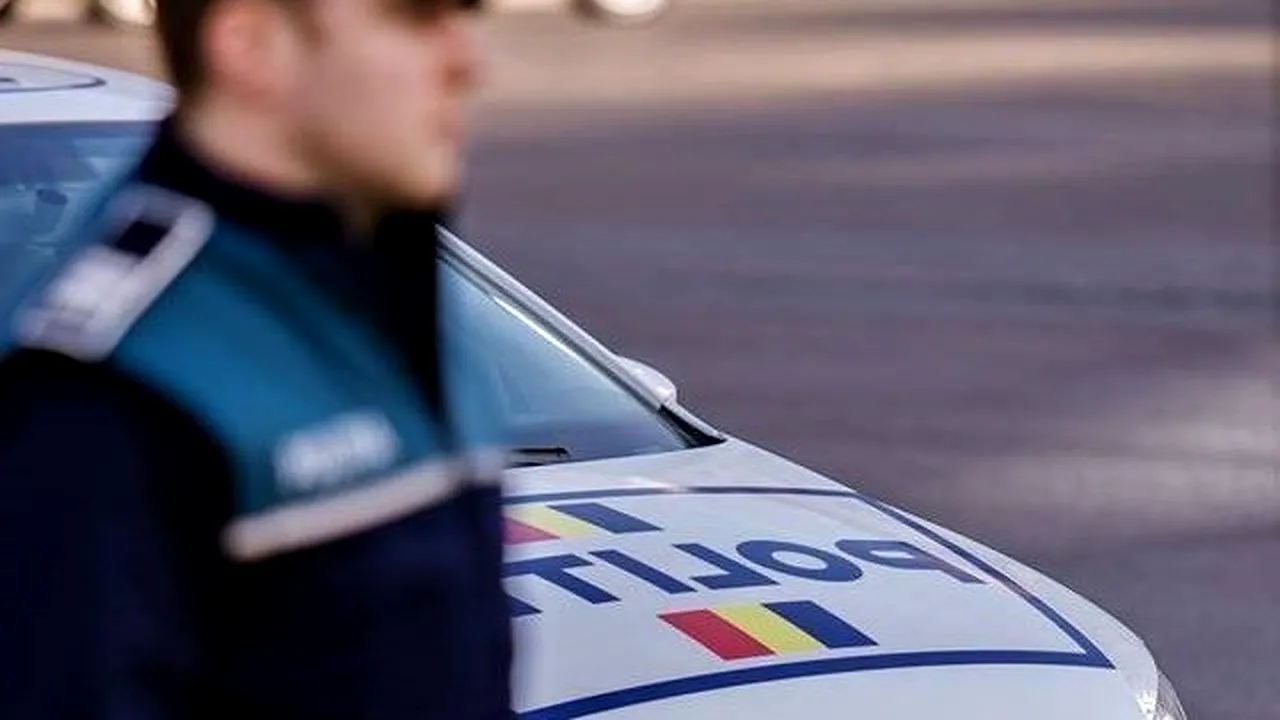 „AȚI FĂCUT UN COPIL SĂ PLÂNGĂ” | Un tânăr a fost amendat în timp ce își igieniza mașina de serviciu, deși avea adeverință: „Este la latitudinea polițistului cui decide să-i dea amendă și cui nu”