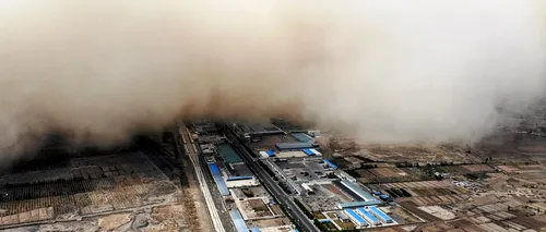 Un oraș din China a fost înghițit de o furtună de nisip. Care este explicația fenomenului care se întâmplă în fiecare an