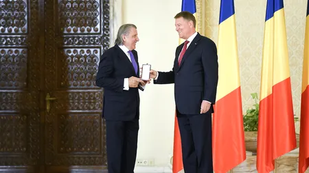 Iohannis l-a decorat pe Ilie Năstase: ''Când juca Ilie, era sărbătoare. Ați fost idolul unei generații''. GALERIE FOTO