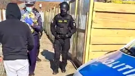 Cățelul ars de viu la Buzău, salvat cu mascații de reprezentanții unei fundații pentru protecția animalelor (VIDEO)