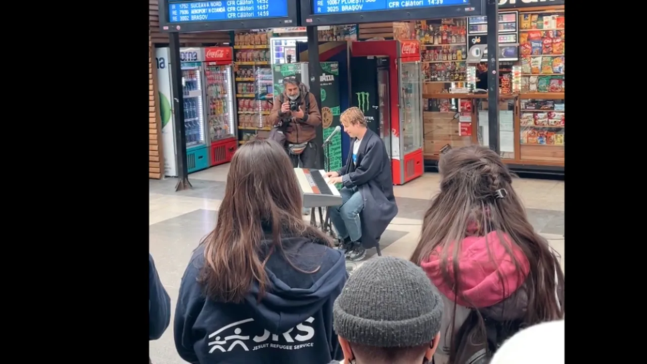 VIDEO | Artistul britanic Tom Odell a cântat în Gara de Nord din București, pentru refugiații ucraineni. El va susține un recital la concertul caritabil „We are one”, de pe Arena Națională