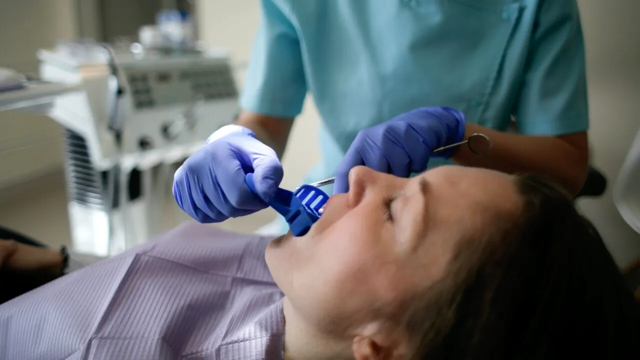 Un dentist este acuzat că și-a DESFIGURAT pacienta. I-a făcut 30 de proceduri la o singură ședință!