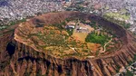 Singurul oraș din România construit în interiorul unui crater vulcanic. Are un lac care își schimbă culoarea în funcție de temperatură