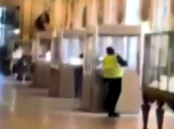 O captură de ecran surprinsă de pe înregistrările video CCTV ale Muzeului Luvru îl arată pe unul dintre hoți Foto: Mediafax