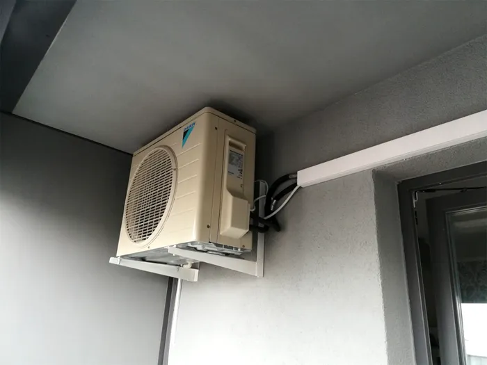O femeie din Cluj, acuzată că i-a furat vecinei... balconul: "A schimbat yala și a instalat un aparat de aer condiționat