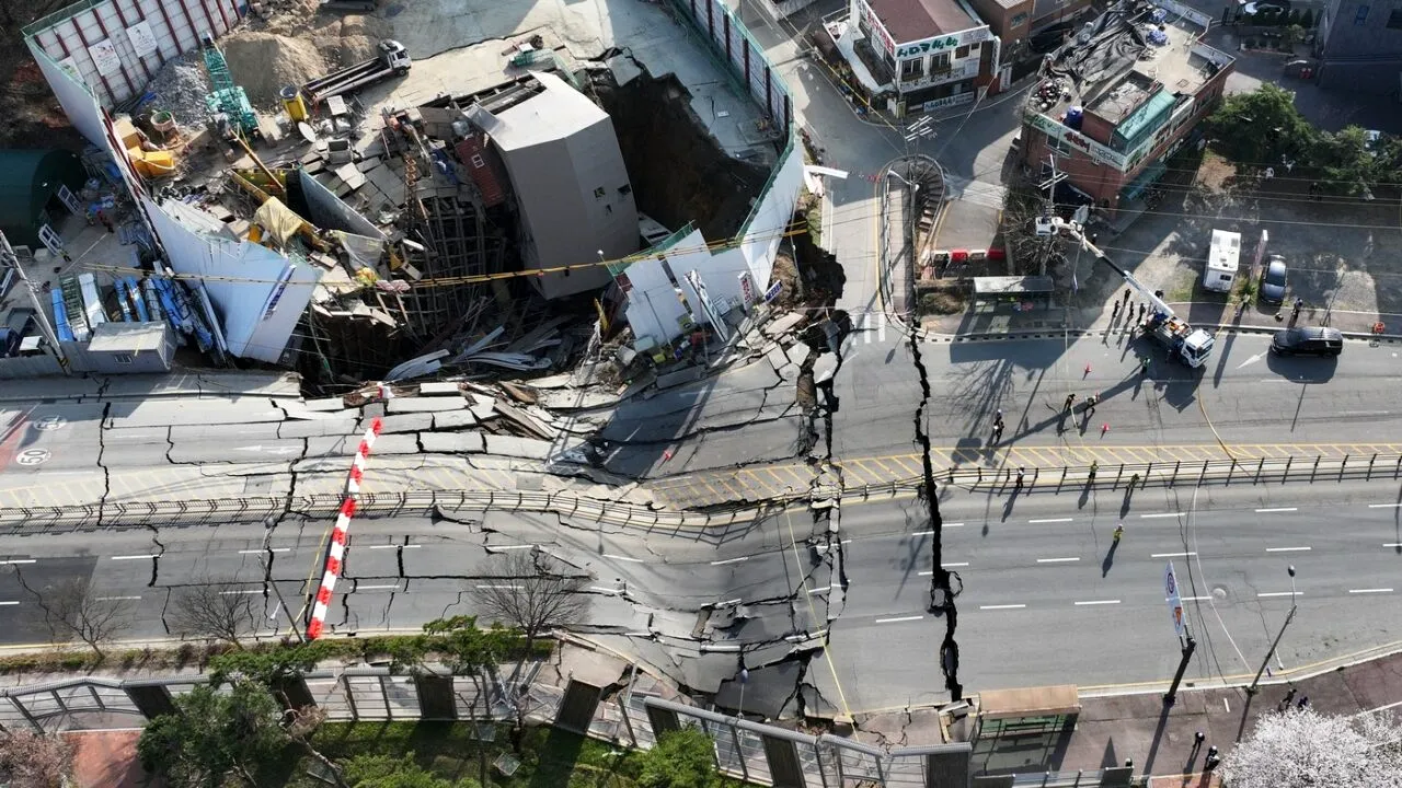 Un tunel de metrou aflat în construcție s-a PRĂBUȘIT lângă Seul