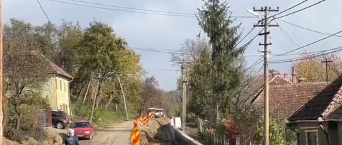 VIDEO | Localnicii unei comune din Satu Mare au rămas izolați în gospodării, după ce muncitorii care le repară strada au ridicat un zid de sprijin de-a lungul drumului