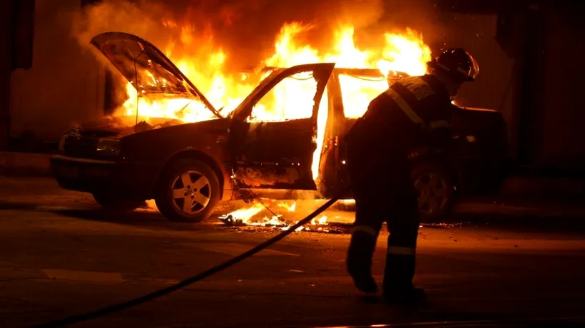Trei autoturisme au ars într-o parcare din centrul Piteștiului
