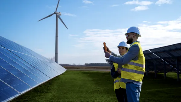 De ce unele țări sunt copleșite de scumpiri la energie și alte nu. Sursele regenerabile, „cheia” care ține sub control șocul facturilor în UE