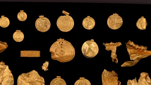 Scafandrii amatori au descoperit unul dintre cele mai importante tezaure din Europa, din timpul Imperiului Roman. 53 de monede de aur din secolele IV și V, găsite pe fundul mării