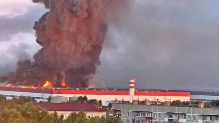 Noapte de foc lângă Moscova. Incendii uriașe la un depozit de petrol și la un nou centru Wildberries după un atac cu drone ucrainene