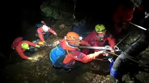 VIDEO | O echipă de 18 salvatori montani, intervenție pentru salvarea unui tânăr, căzut pe Valea Caraimanului. În ce stare a fost găsit