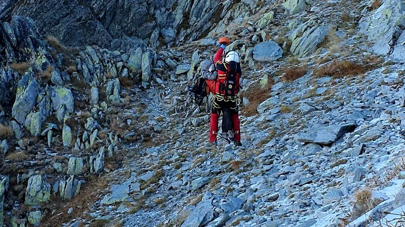 Un tânăr de 26 de ani a murit după ce a alunecat și a căzut 100 de metri în masivul Retezat